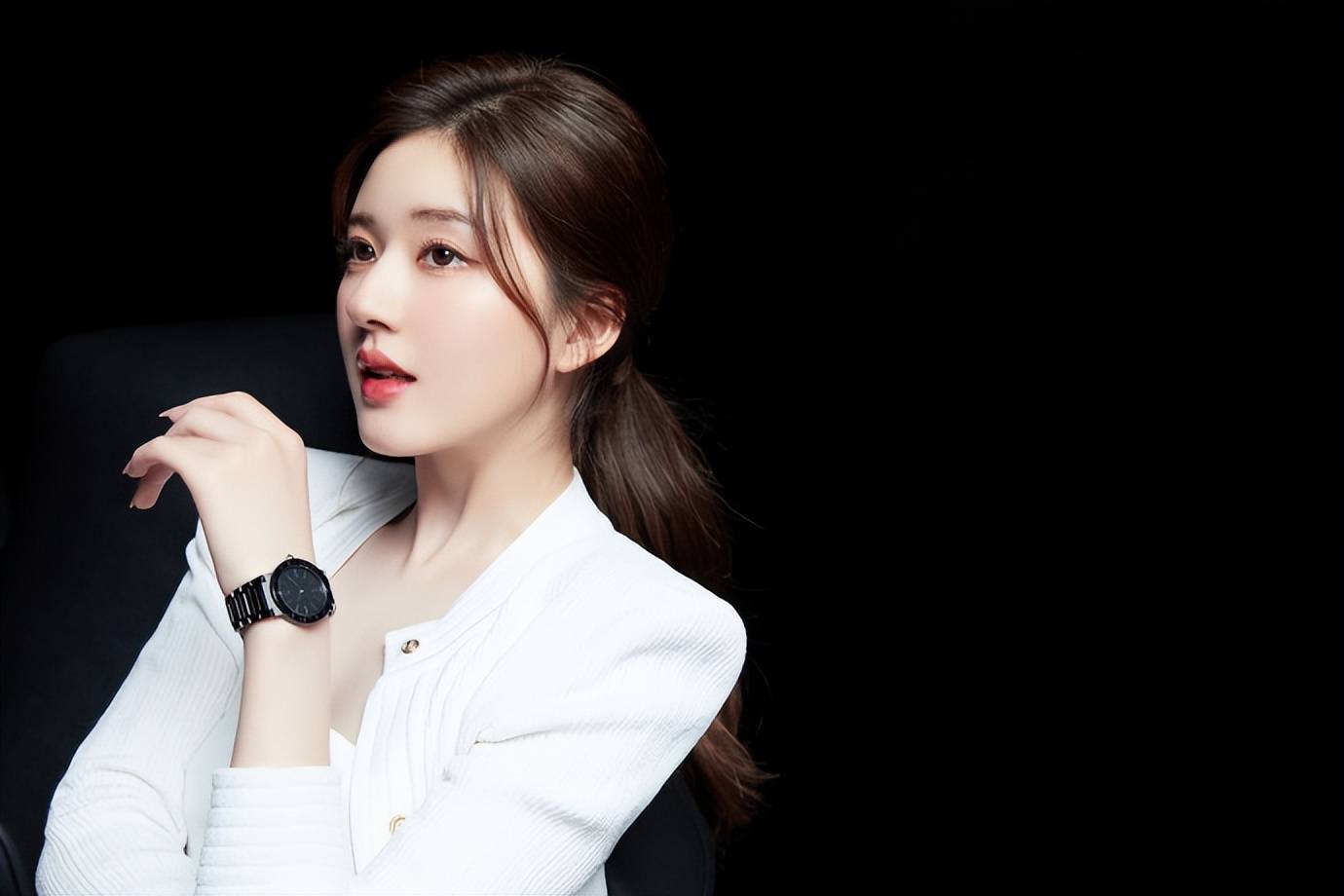 新造型写真,眉目如画,美如冠玉,优雅与时尚很好融合_留言道_黑色_手表