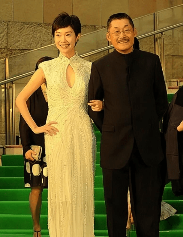 2007年,何平与王佳佳因为拍摄广告而结缘,两人随后感情一路升温,2009