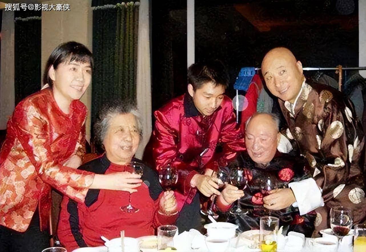 一路走好!陈佩斯91岁母亲感染新冠去世,讣告令人心疼_老人_疫情_基础