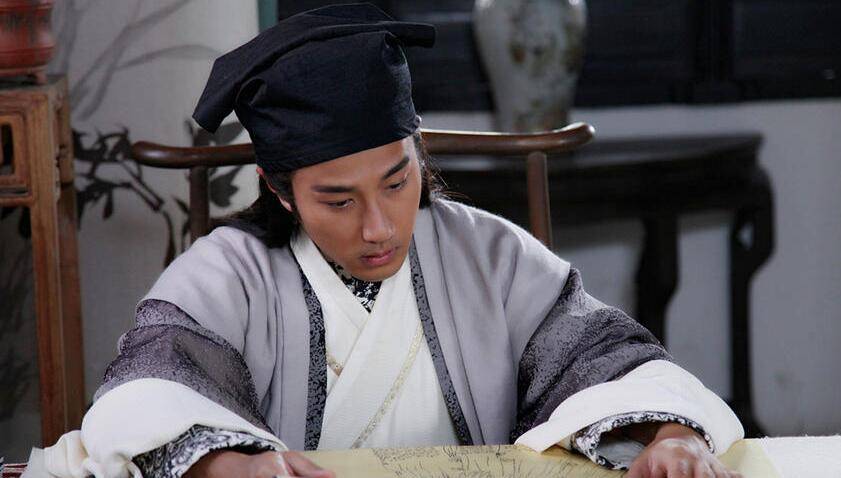 一天早上,李秀才带着工具和干粮上山砍柴,忙活了一整天,直到黄昏时分