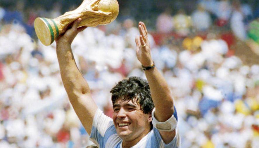 马拉多纳出生于1960年,在阿根廷首都布宜诺斯艾利斯郊区的一个棚户区