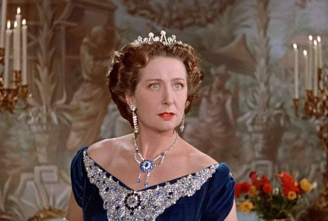 我们看电影《茜茜公主》时,索菲公主被称为皇太后,这是为了符合中国人