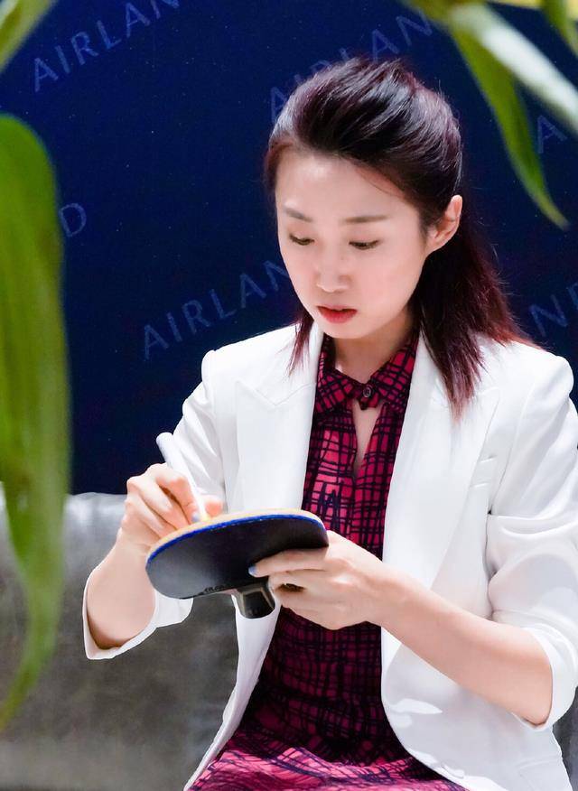 奥运会冠军郭跃长发飘飘出席活动,又白又美,女大十八变惊艳_球迷_退役