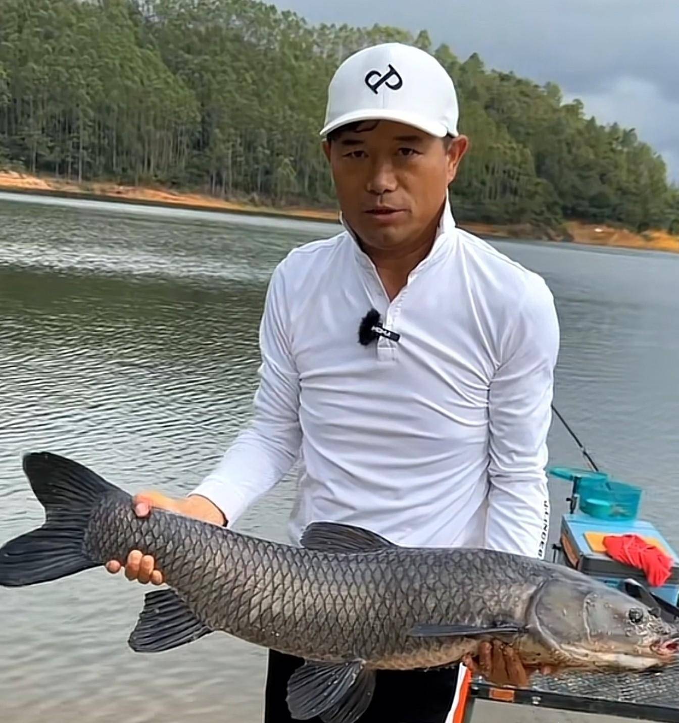 广东一男子为了钓鱼,水库边苦守20多天,钓王邓刚也