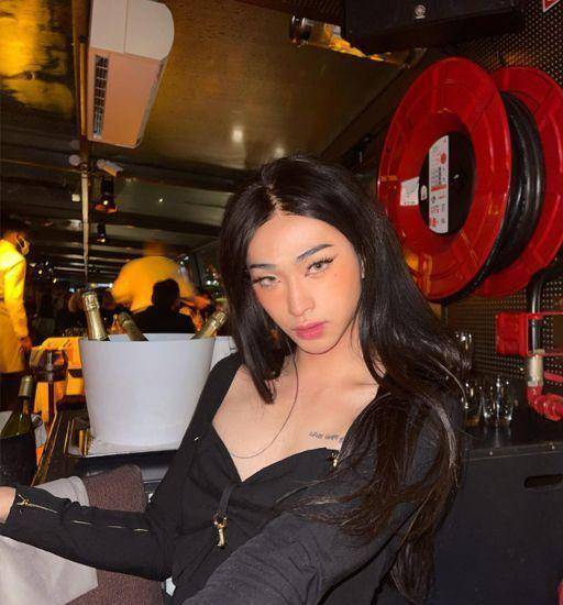 辣眼睛小哈利20岁高调男扮女装引外界讨论 伊能静:这是我的孩子_中国