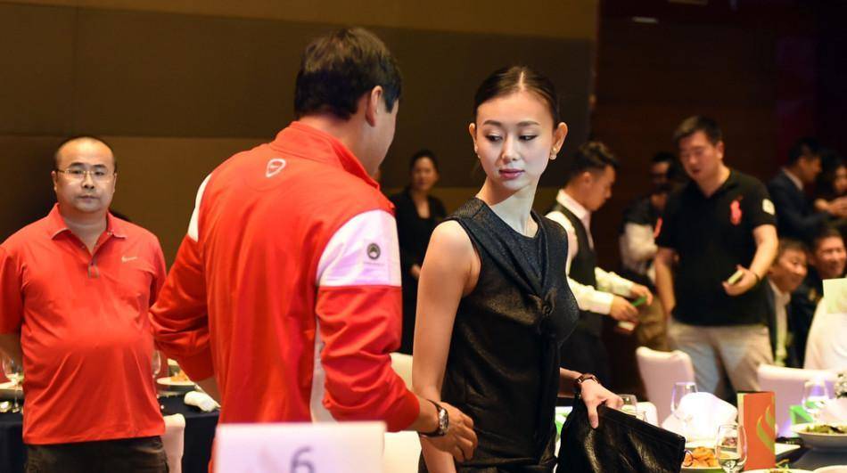 但在9年前,当39岁的范志毅遇见了不满23岁的上海芭蕾舞团演员张梦瑾