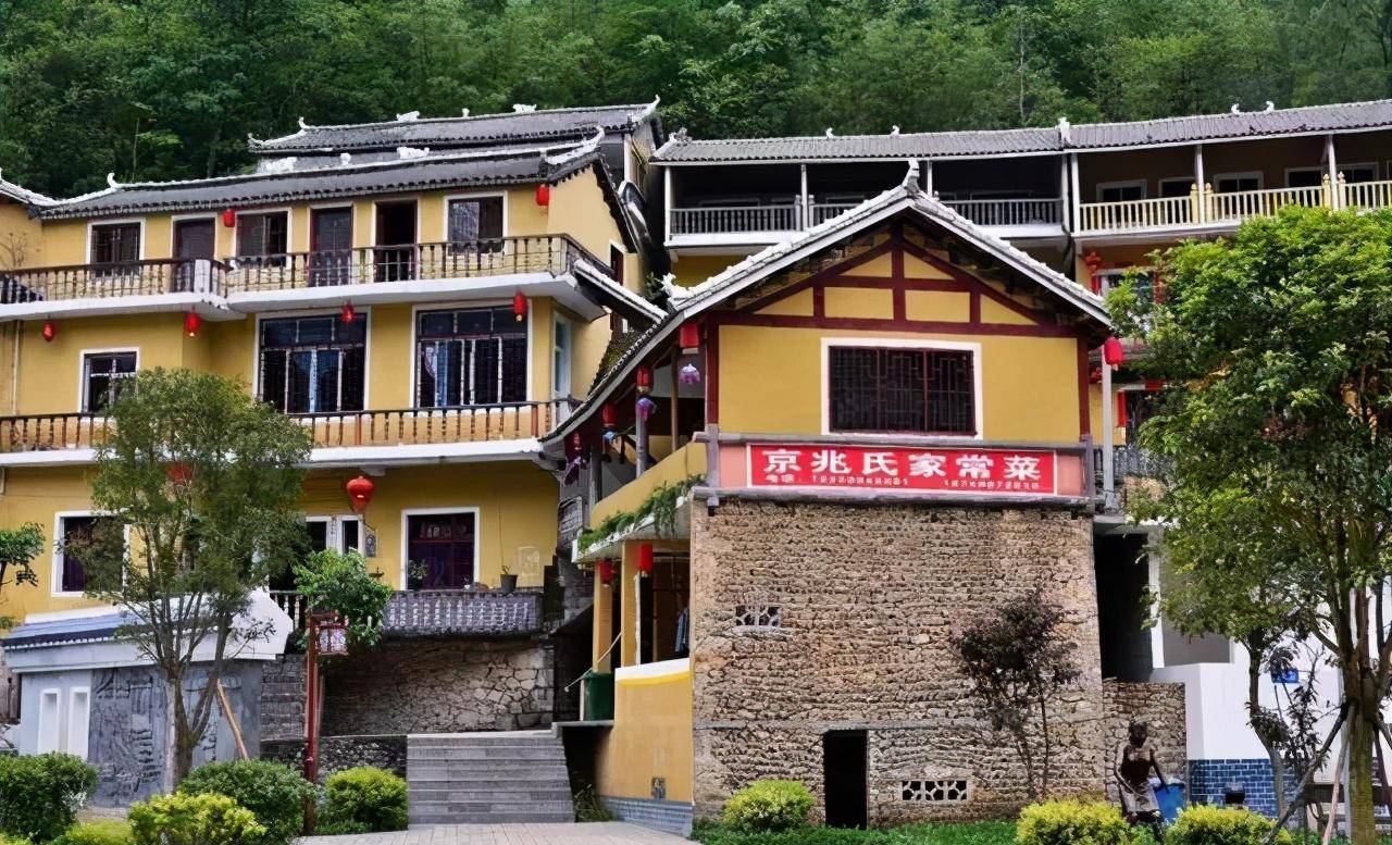 安龙:一座峰林环绕的荷花之城,南明皇帝曾经定都于此_兴义_贵州_招堤