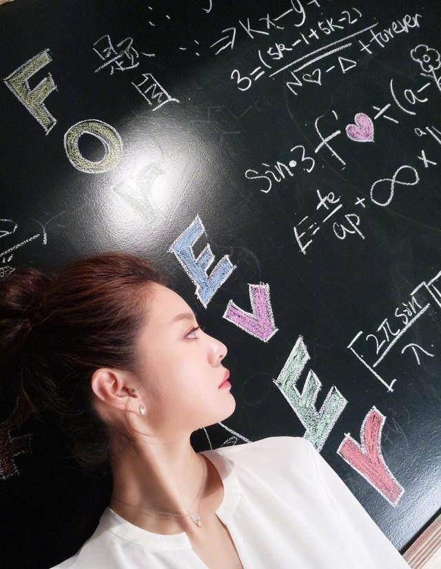 安以轩晒自拍美照称已工作一周接下来要用力玩乐_镜头_穿着_北京