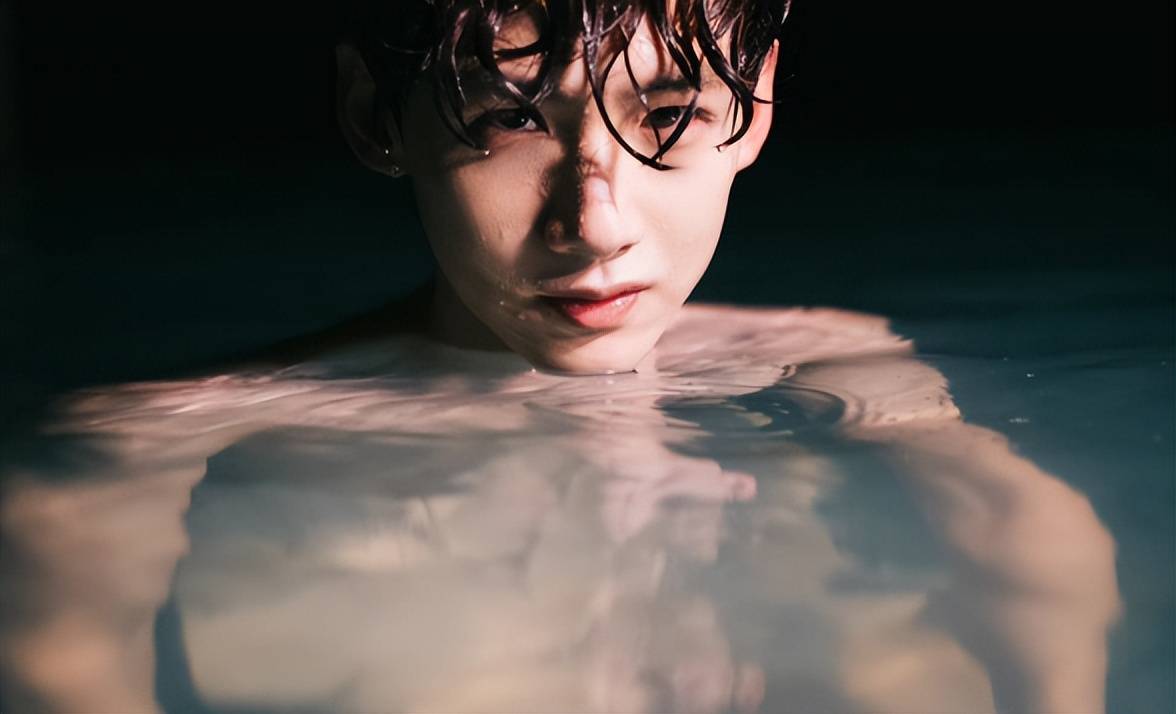 白敬亭真敢秀,湿身造型展现强壮肌肉,完美打造独特型男魅力_身材_男性