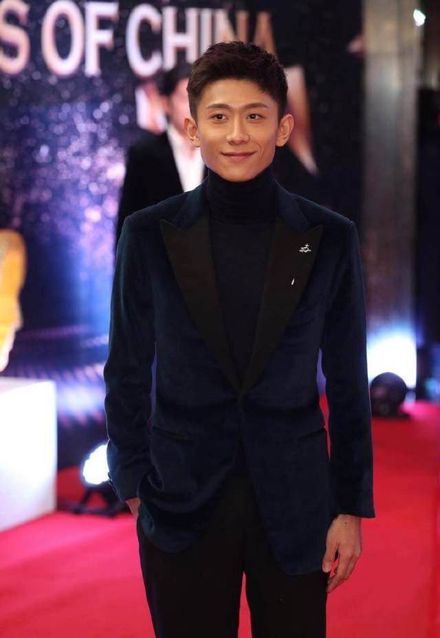 梅婷鞋丑张一山无趣,佟丽娅和她尴尬撞衫_显得_实力派_西装