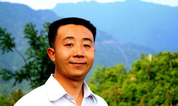 他背奶奶上大学,守候奶奶30年,今朝回乡反哺乡亲,感动无数人_张义波