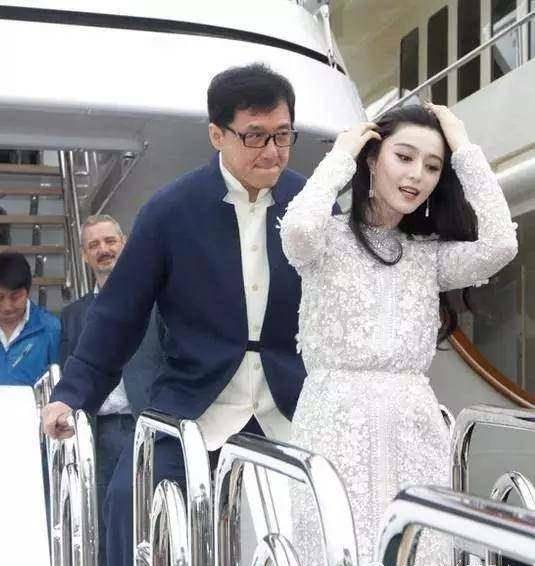 范冰冰就曾多次被拍到被成龙"吃豆腐"的画面遭过他的咸猪手的女星为数