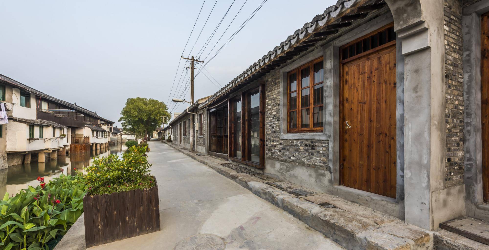 青村古镇里有一条老街,名为人民路,它将古镇一分