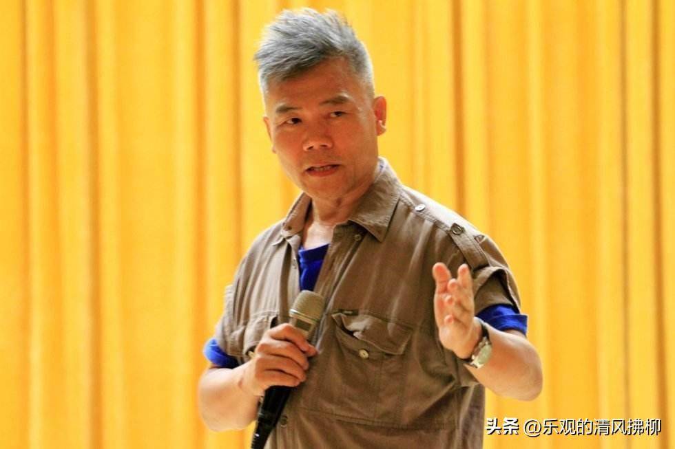 司马南感染后咳嗽不止,去医院接受新疗法,谈话中仍不忘张文宏_医生