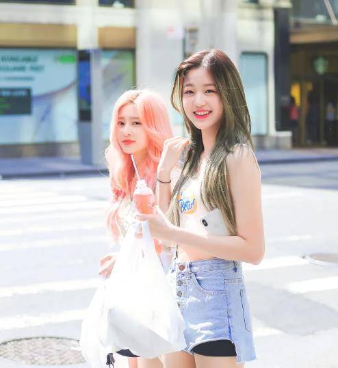 女团izone的张元英和金敏珠谈个人成长与成员们相处方式_事情_封面