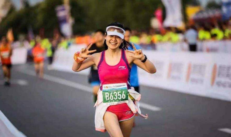 女子跑马拉松,夺冠后大气都不喘!