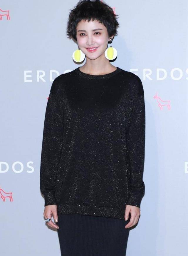 张歆艺终于漂亮成功,"狗啃短发"超级减龄,神似李小冉_好身材_孩子_女