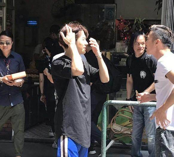 谢霆锋王嘉尔现身澳门录制节目被众人围观求合影_不知道_头发_妹子