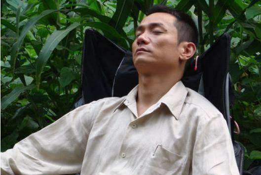 当费奔回到童欣身边时,发现妻子的病情已经开始恶化,浑身疼痛难忍.