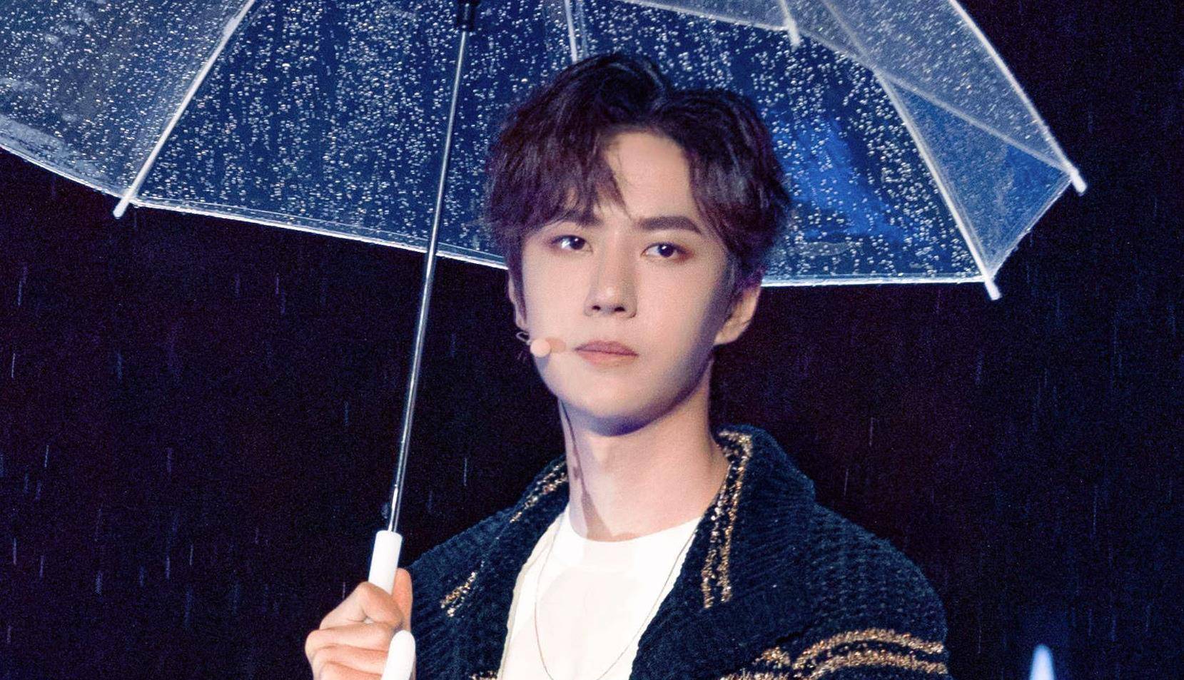 《陈情令》之后,王一博再现了雨中打伞的场景!