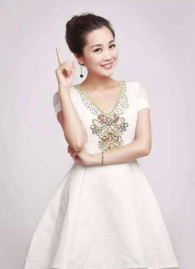 东南卫视美女古晓,从容自信,落落大方,当之无愧的当家花旦_开心_节目