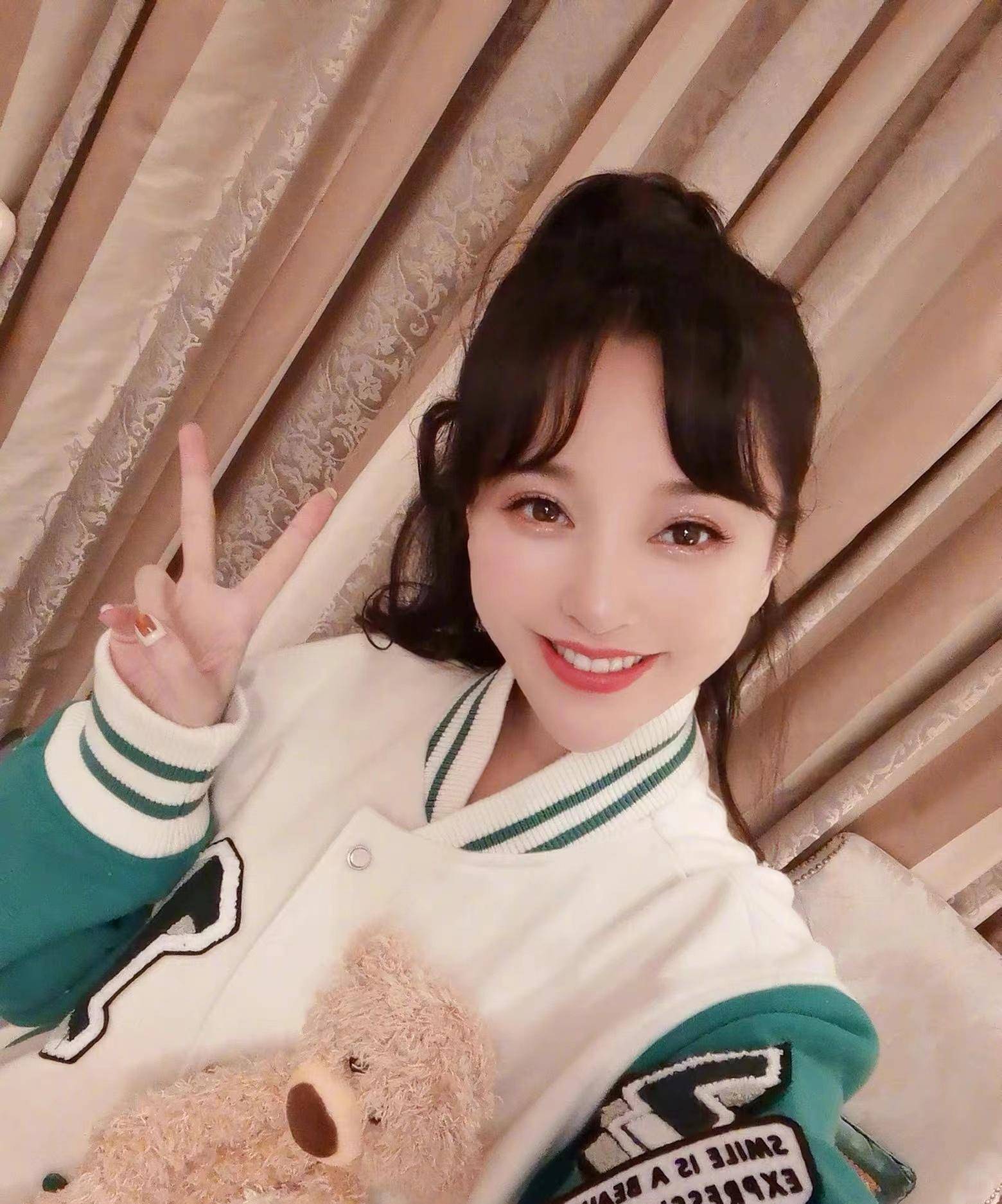 39岁的金莎公布恋情,和男友两手比心,画面太温馨_男方_照片_女神