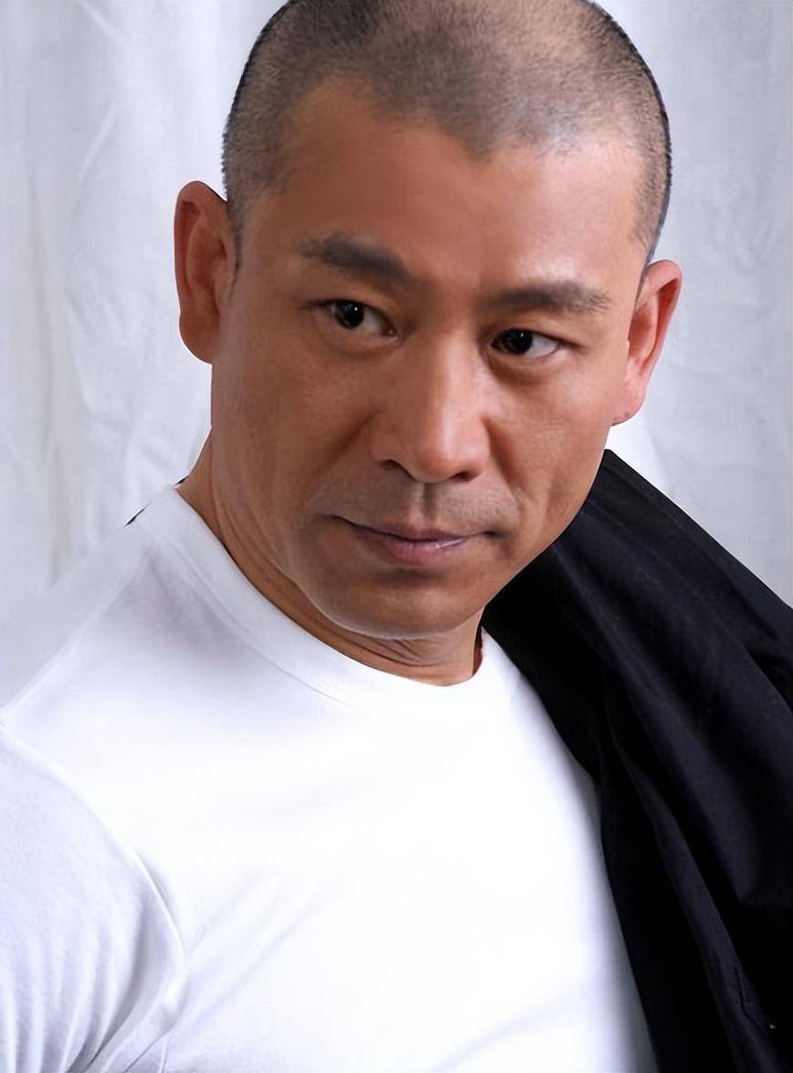 石小红听说过谢兰,他也对这个勤劳的女孩充满了好奇.