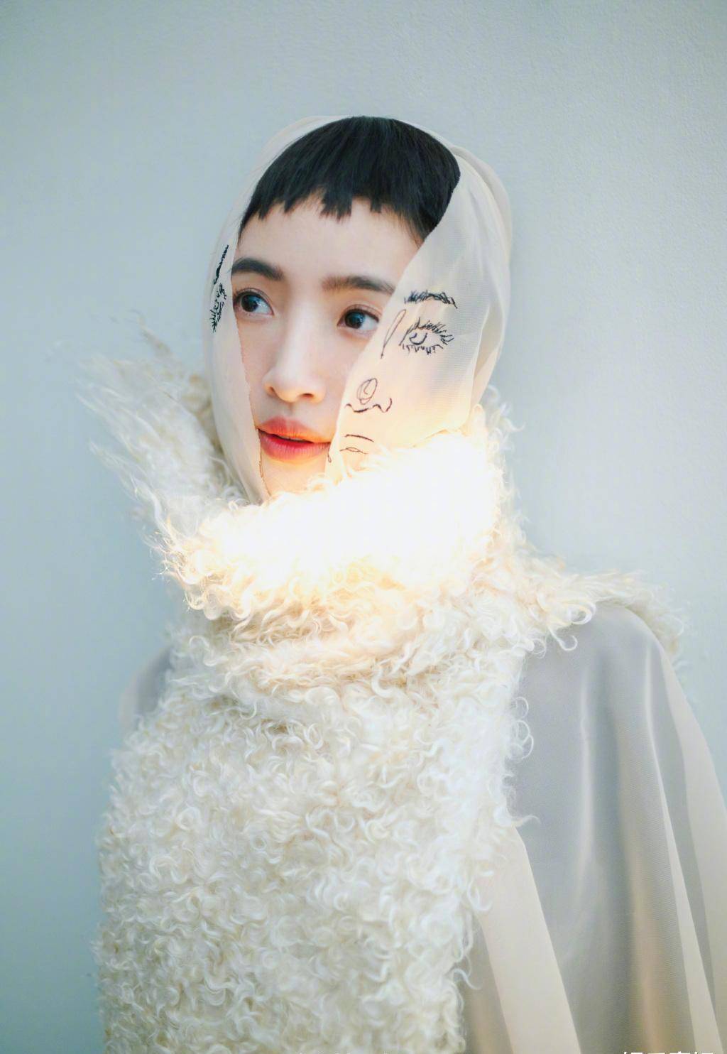 林依晨《阅世》一月刊封面,俏丽的齐刘海,清甜的气质_造型_人生_花园