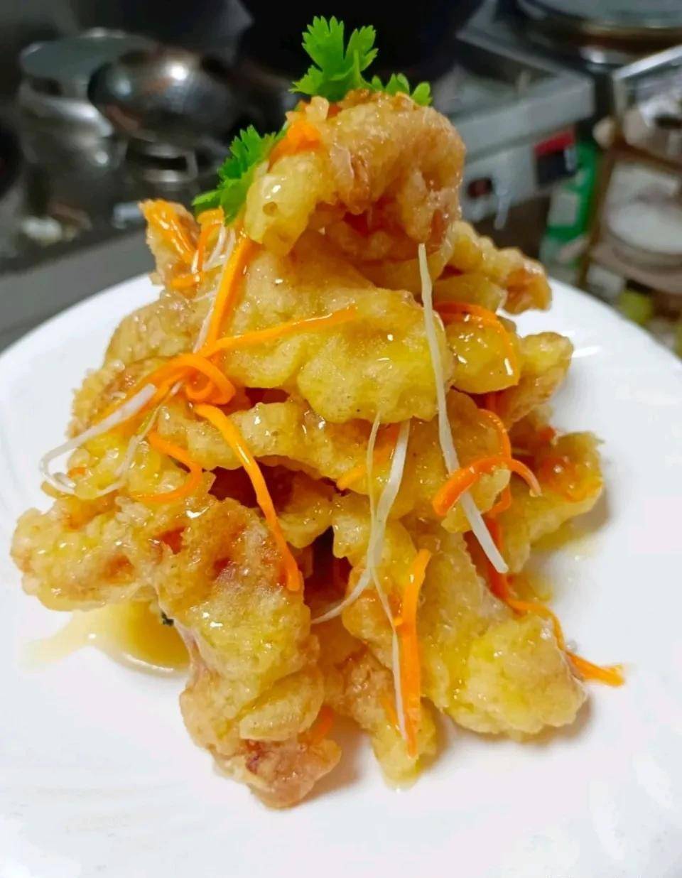 锅包肉主料里脊300克,白糖,白醋,橙汁,香菜,胡萝卜,大葱.