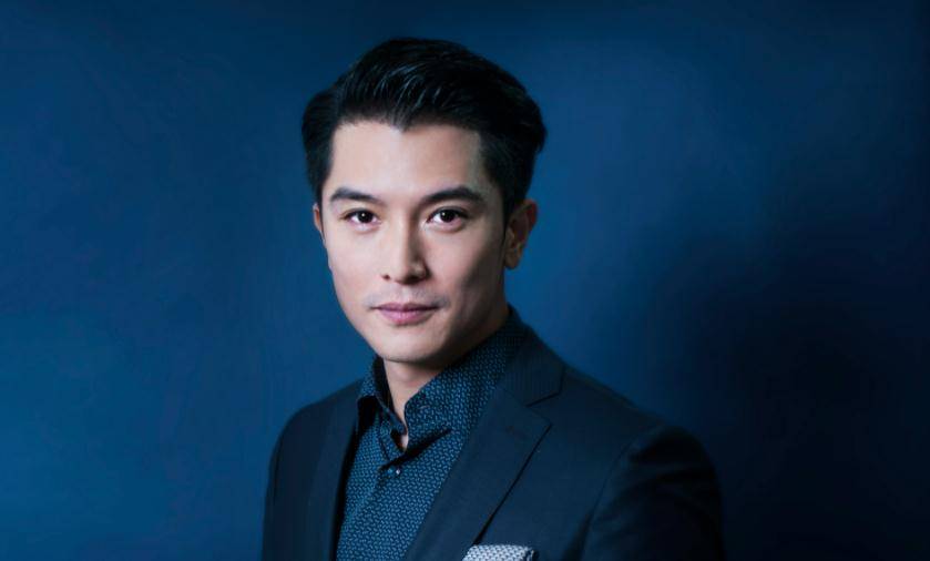 并在比赛中成功摘得桂冠,以模特的身份正式踏足娱乐圈