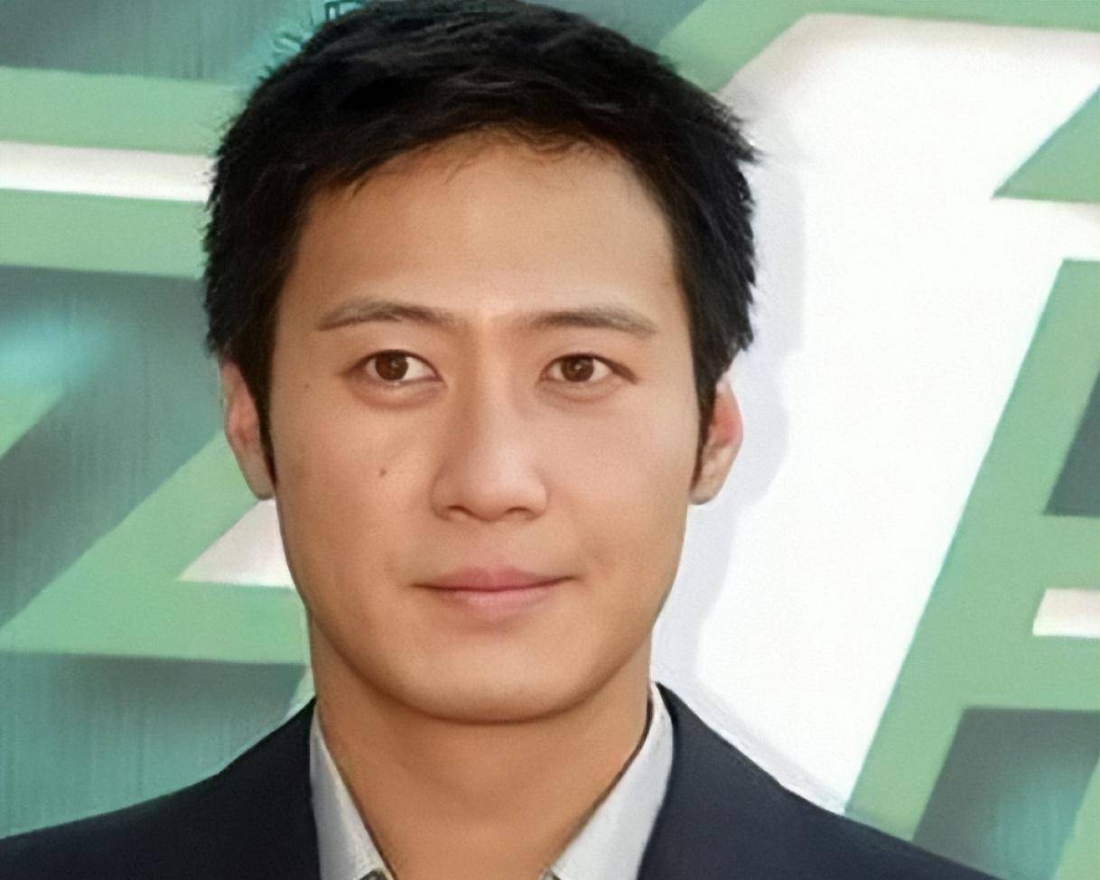 黎明妻子带4岁女儿逛百元店,表情严肃当众训孩子,手上钻戒抢镜_wing