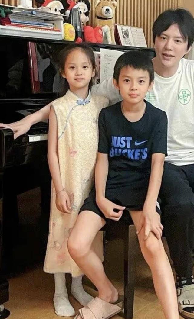 一家四口合照发布,儿子像妈妈女儿更像爸爸_孩子_夫妻_五官