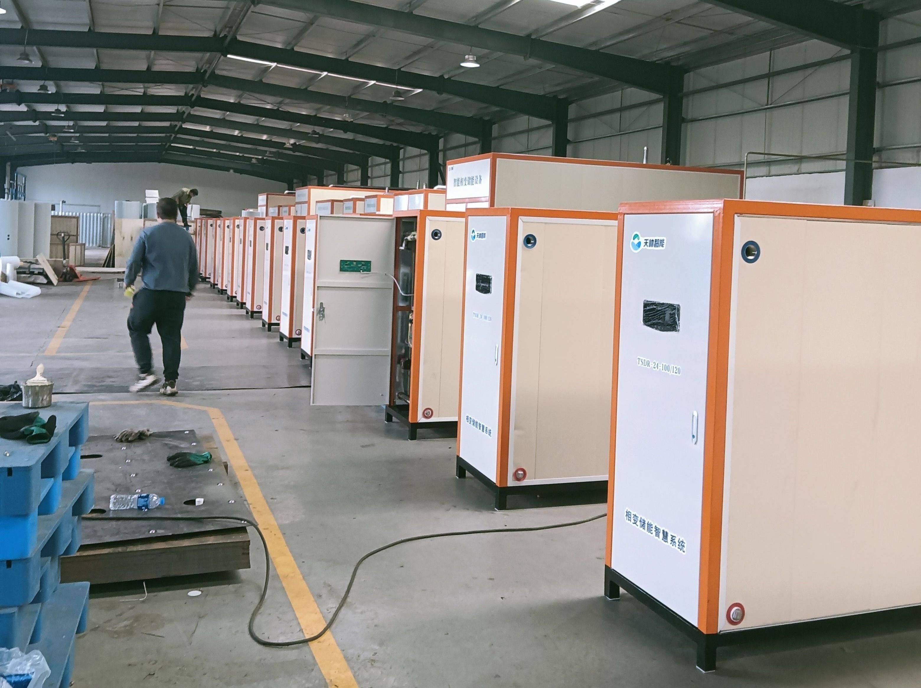 在可再生能源装机比重较大的电网,推广应用储能装置,提高系统调峰调频