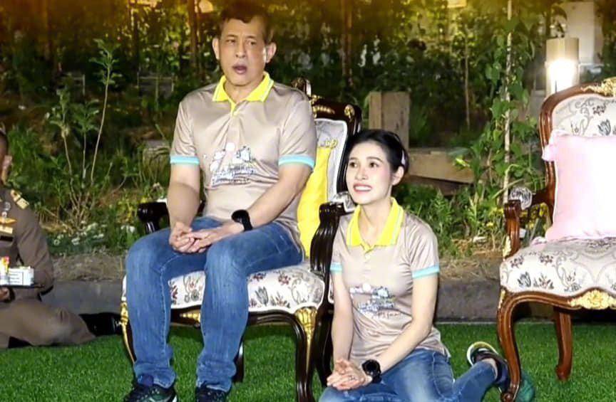 做王后和苏提达平起平坐,蓝色裙子显低调_泰服_衣品