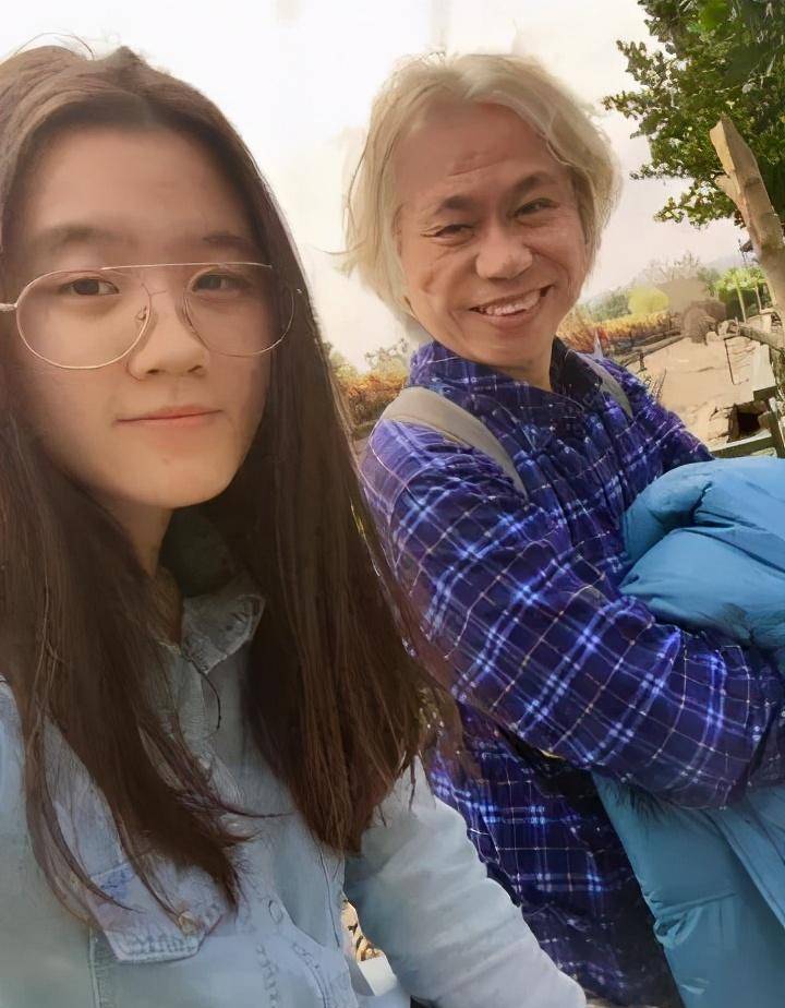 音乐人李坤城,与小40岁妻子近照,他们仍然过着幸福深情的生活_林靖恩