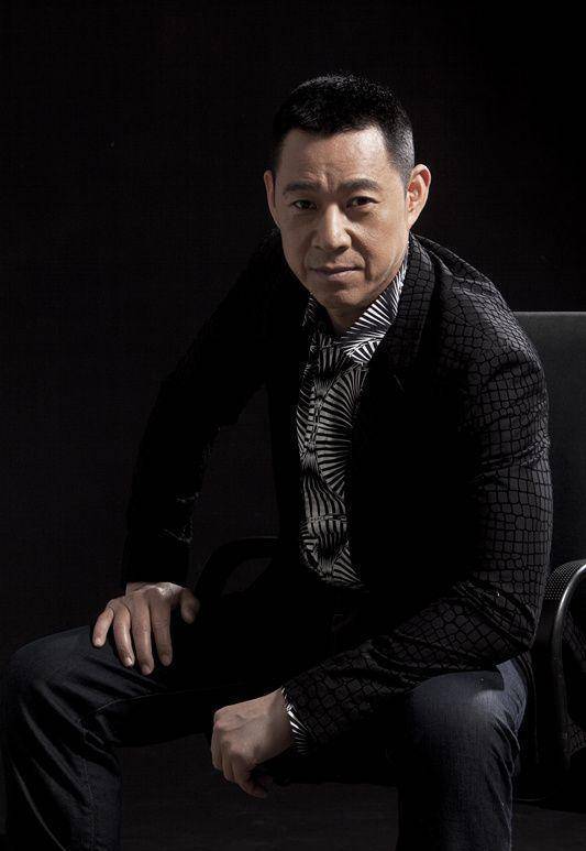 娱乐圈里的老戏骨,65岁张丰毅坚持健身,彰显时尚男人的魅力_年纪_身材