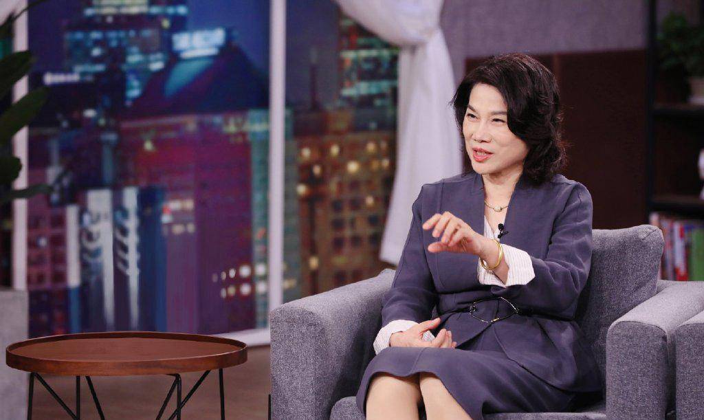 董明珠身家过千亿,穿搭却十分低调,黑裙配亮片披肩,华丽又端庄_大气