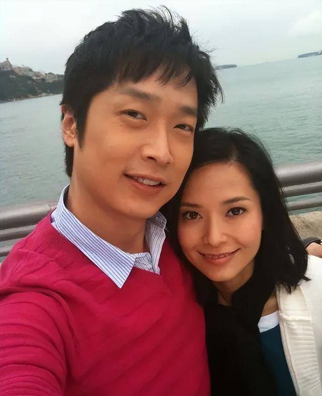 说完这句话没多久,郭羡妮和黄子华就分道扬镳了,并且转身投入到了一桩