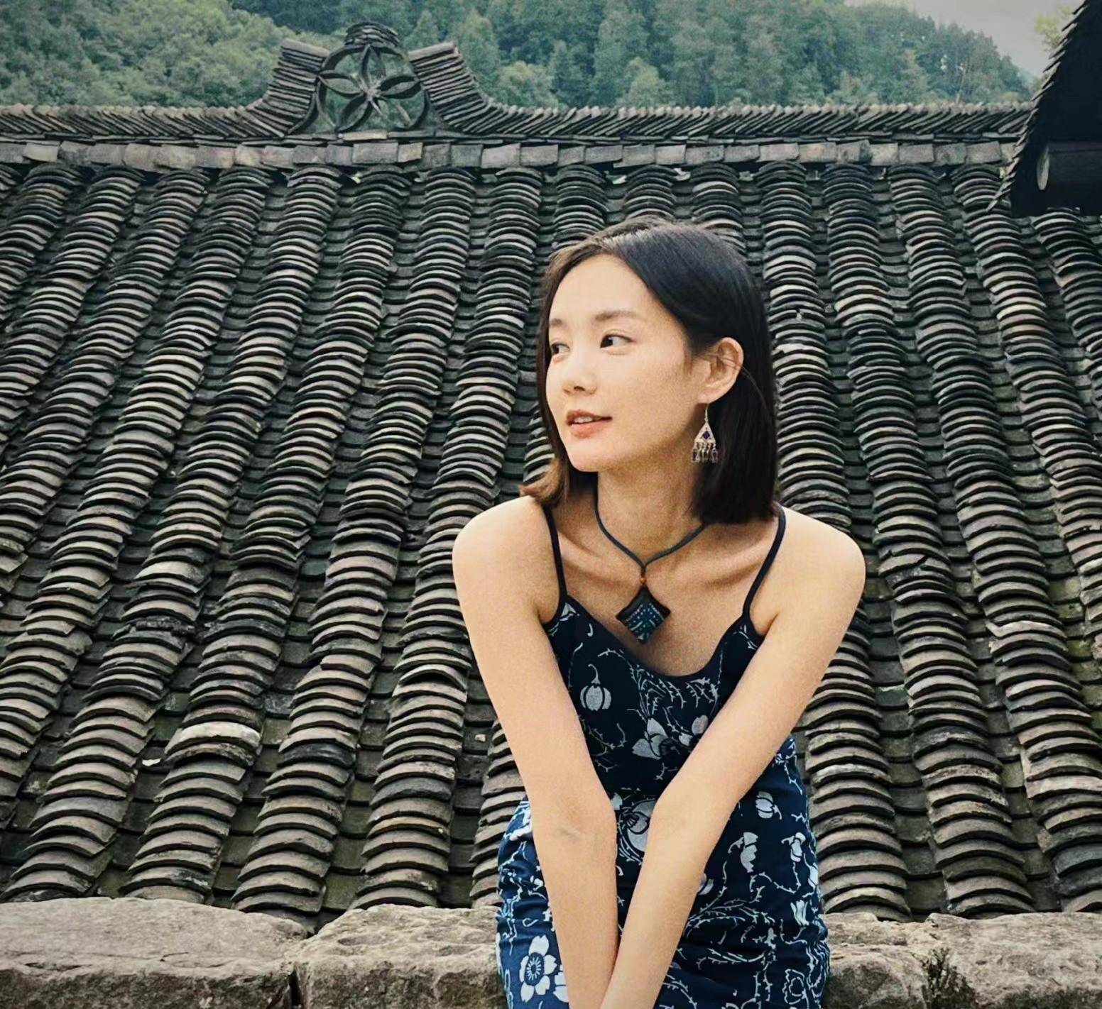 没人问配角,李一桐短发现身机场,大长腿万众瞩目_吊带_短裤_身材