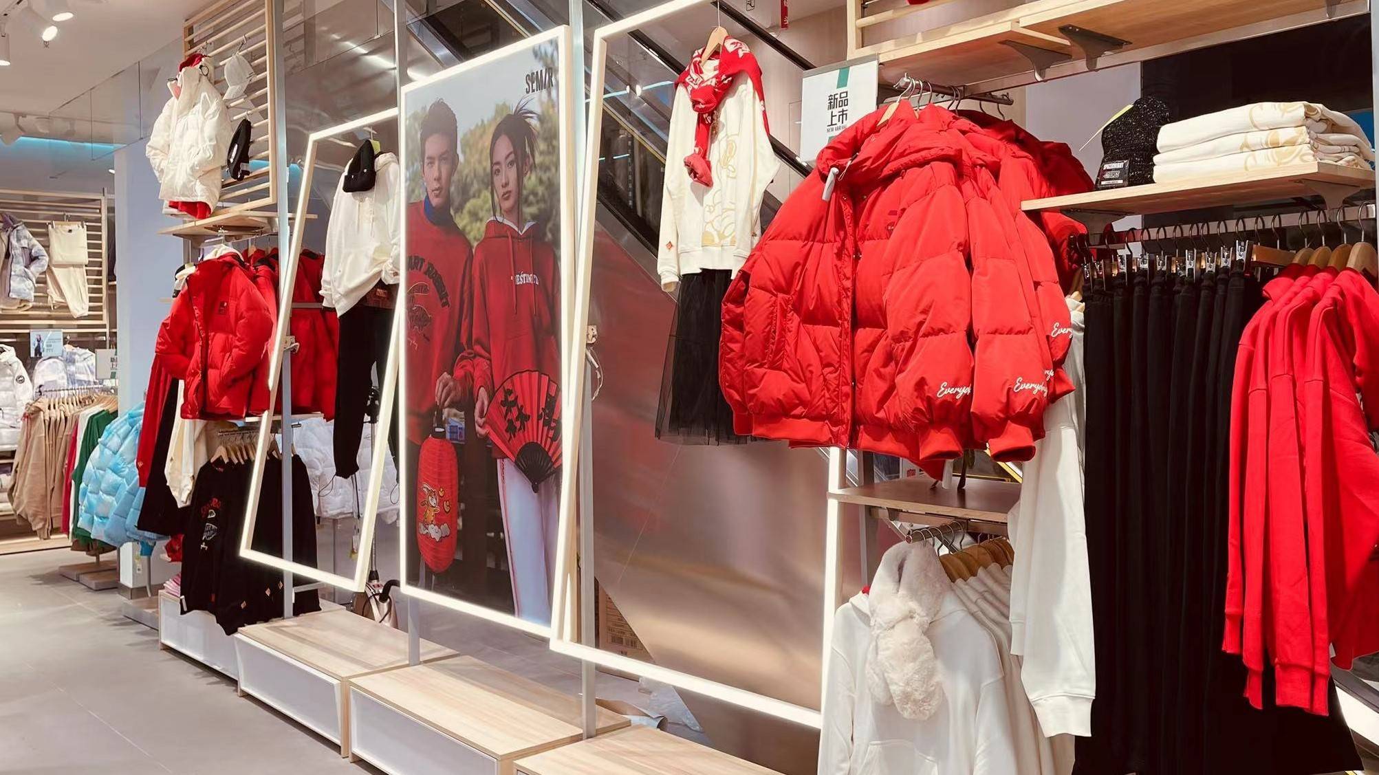 在产品展示上,森马成都春熙路旗舰店舍弃了传统的模特陈列形式,创新性