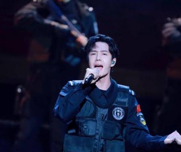 因为王一博之前演过警察,中央台也邀请他登上了舞台,这一次也是为网民