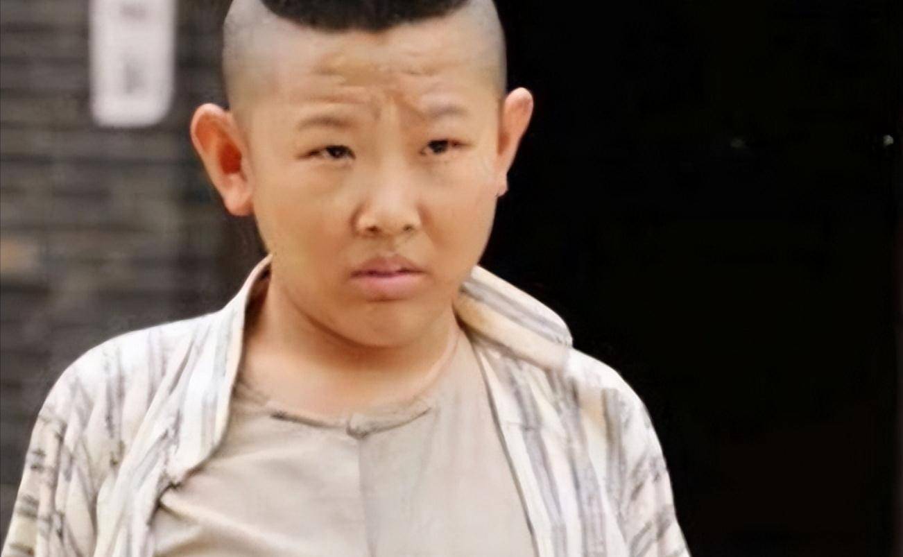 "侯祥:18岁出道,出演孩子专业户,与老婆同框像母子_身体_变化_身高