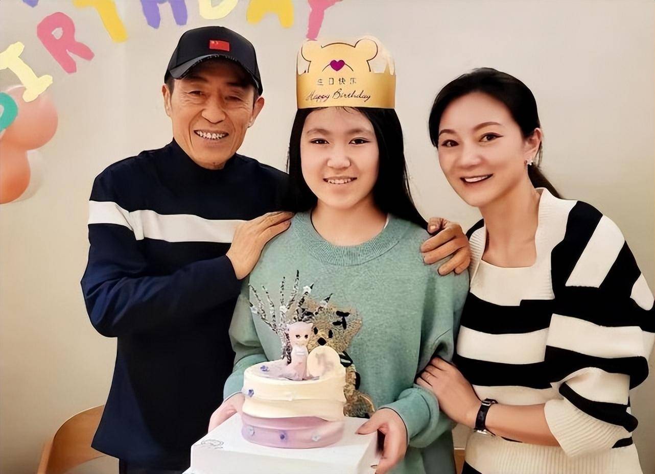 张艺谋带全家同台,70多岁精神矍铄,小31岁妻子和女儿同框像姐妹