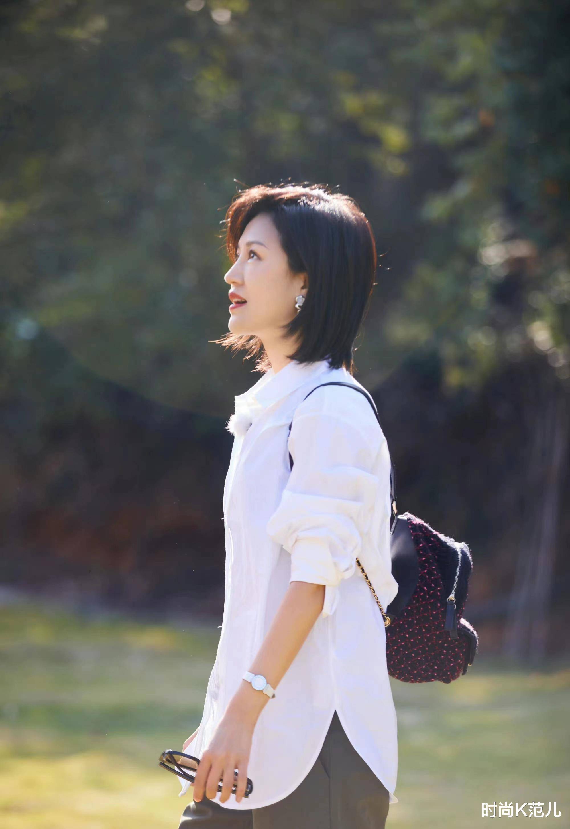 鲍蕾录节目造型很简约,仅仅白衬衫搭黑裤,干净清爽也显气质!