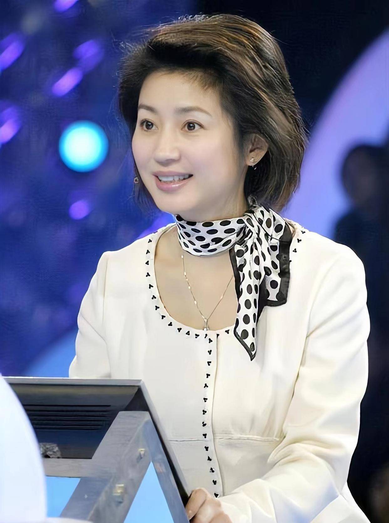 5位淡出荧屏的老牌主持人,有人患病,有人带货,有人回归家庭_王小丫_李