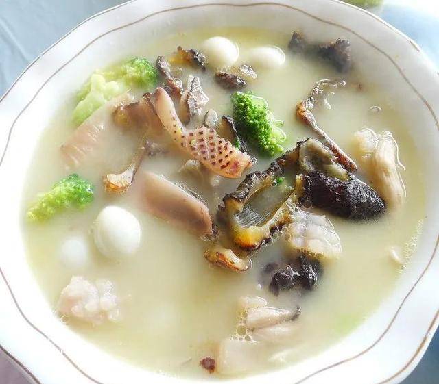 2,海参切成小块就可以了,鱿鱼也可以直接切,但是如果想要好看一点