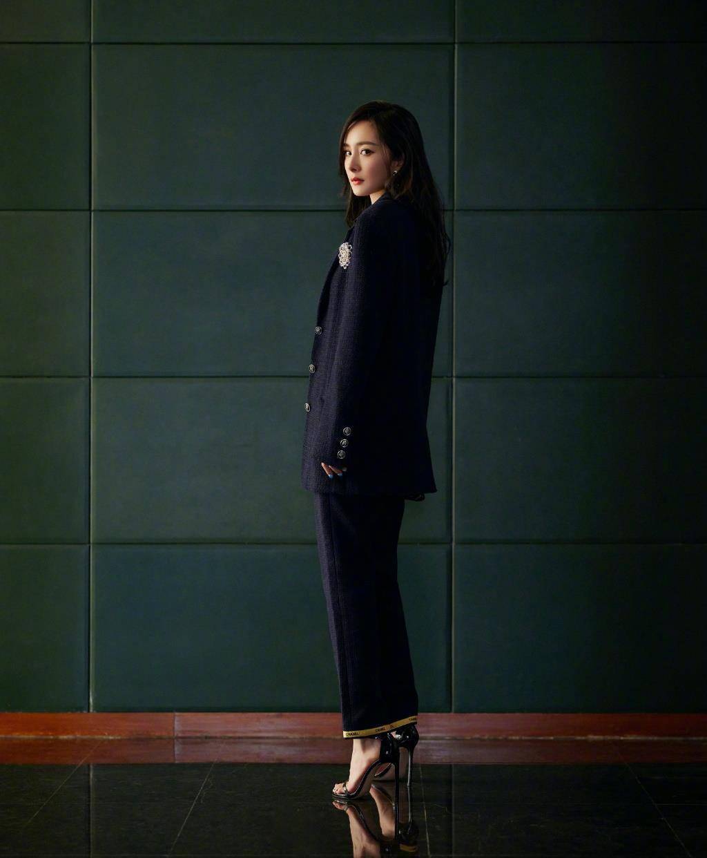 暴风眼定档,剧中不顾形象穿着土气露缺点_角色_电视剧_绯闻