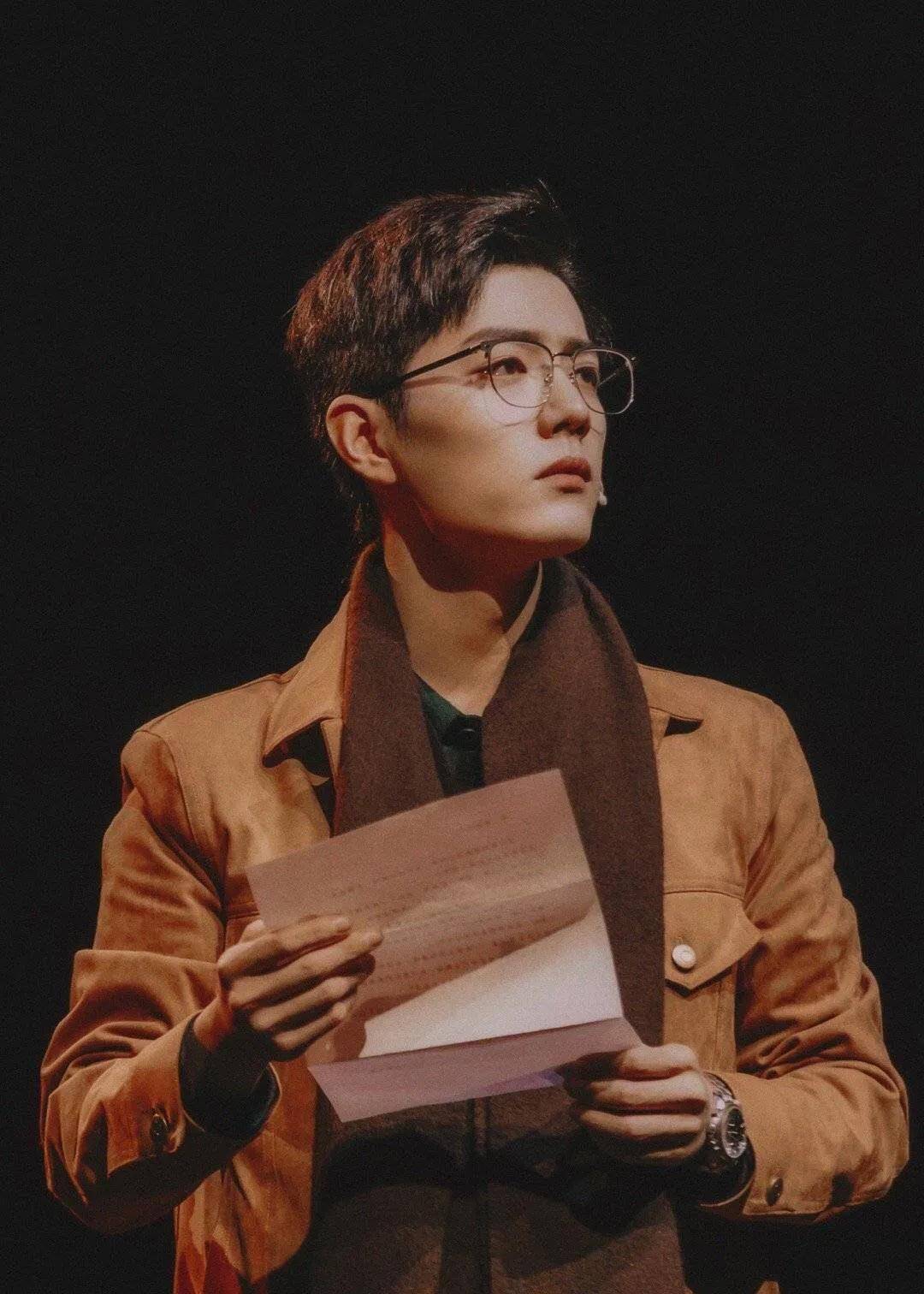 原创"博君一肖"粉丝带王一博照片去看肖战话剧演出,cp粉太努力了_网友