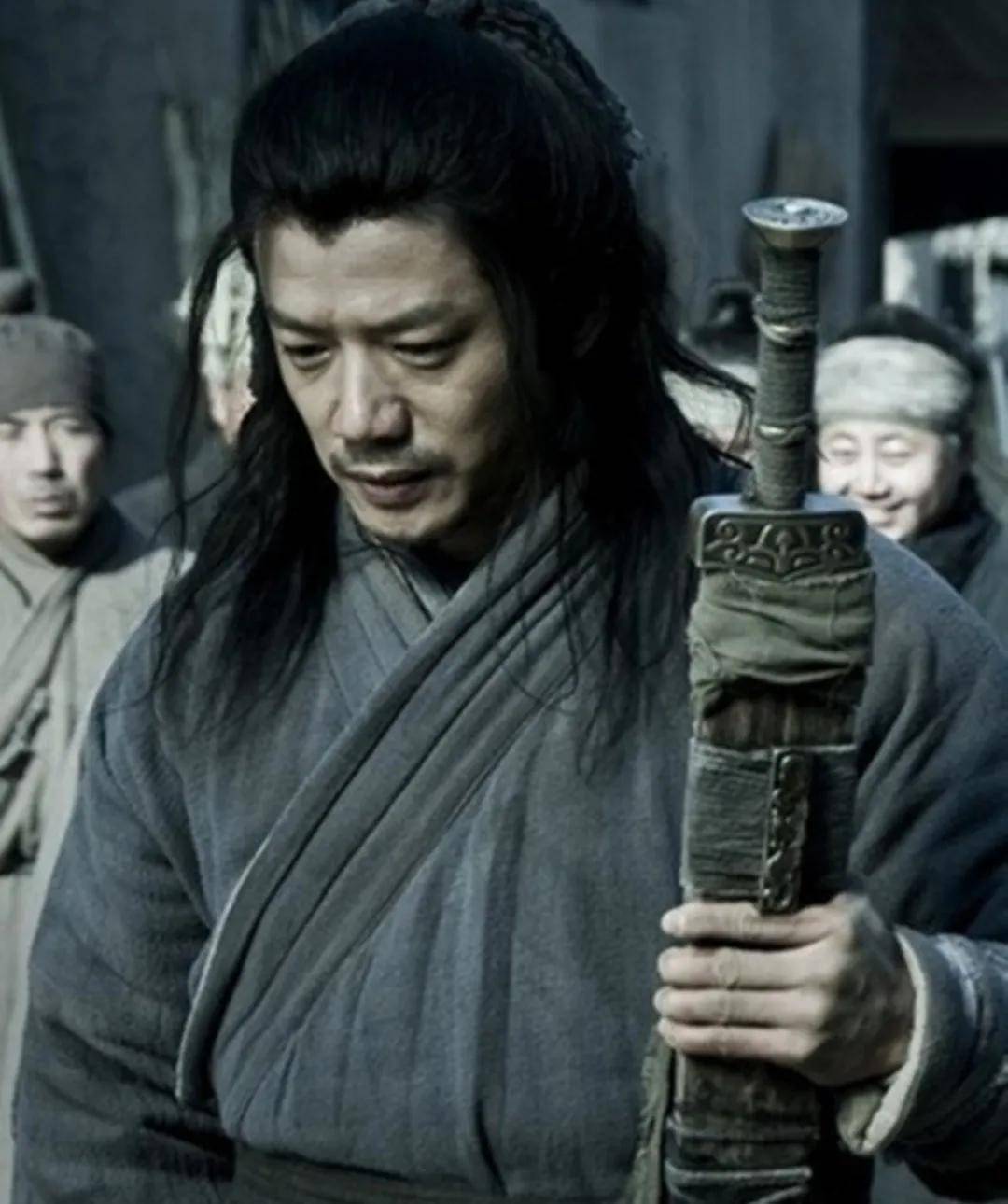 萧何说这样他还会跑,刘邦傻了,我给他大将军,说完萧何笑了笑,您要