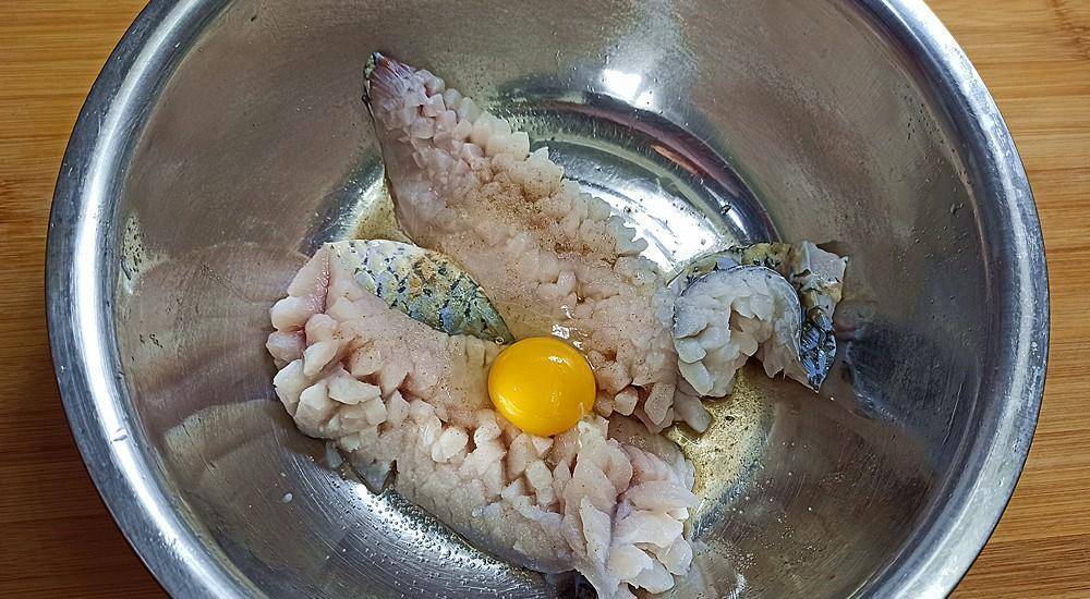 这道菜是吃货们的最爱,过年时老人小孩都吃,它简单又美味_鱼肉_松子鱼